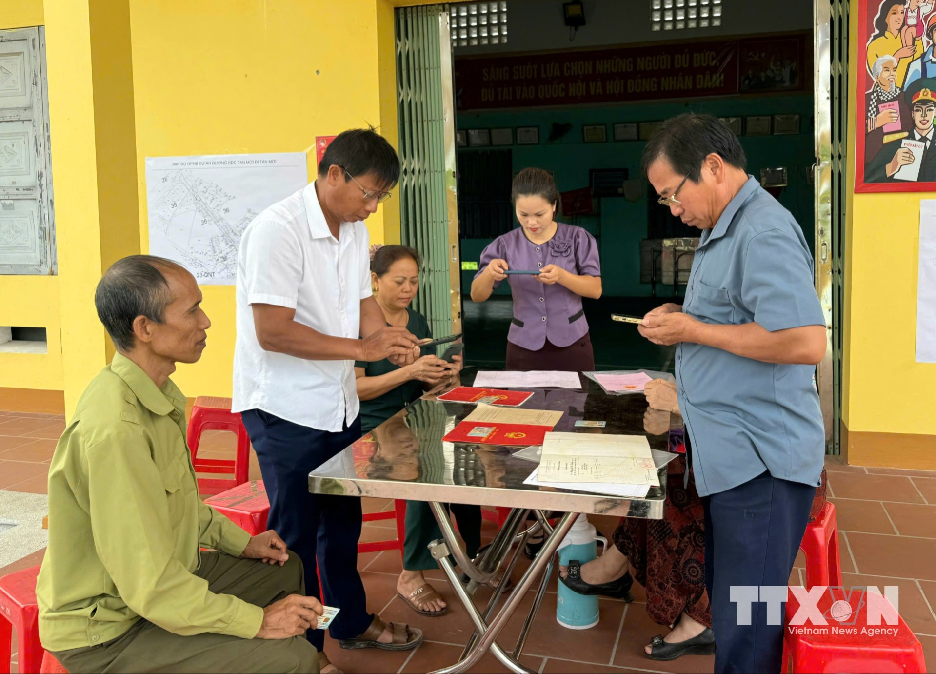 Cán bộ hướng dẫn người dân cung cấp thông tin, hồ sơ phục vụ cập nhật dữ liệu đất đai tại tỉnh Bắc Ninh. (Ảnh: Đồng Thúy/TTXVN)